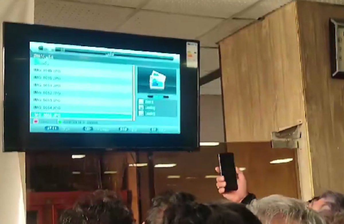 Ιρανοί παρακολουθούν βίντεο, αναζητώντας δικούς τους που σκοτώθηκαν