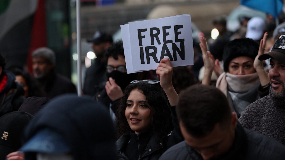 Γυναίκα σε διαμαρτυρία υπέρ του Ιράν