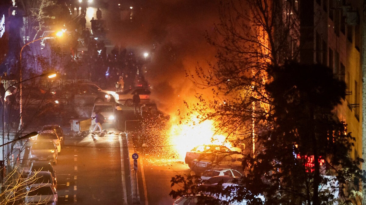 Αυτοκίνητα καίγονται σε δρόμο κατά τη διάρκεια διαμαρτυρίας για την κατάρρευση της αξίας του νομίσματος, στην Τεχεράνη του Ιράν