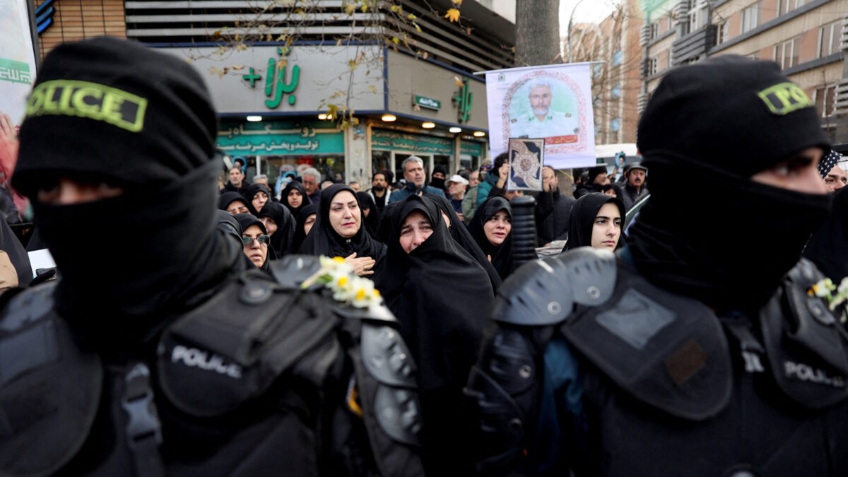 Ιρανοί σε κηδεία μελών των δυνάμεων ασφαλείας που σκοτώθηκαν από τις συγκρούσεις με τους διαδηλωτές