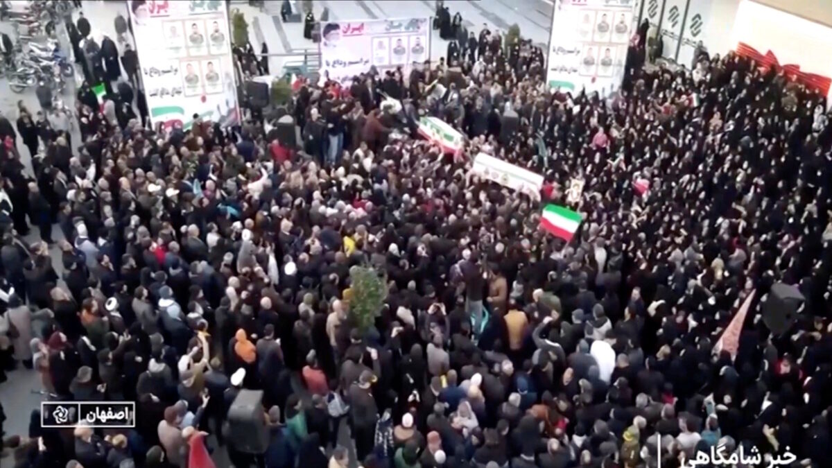 Συγγενείς ανθρώπων που έχασαν τη ζωή τους κατά την διάρκεια των διαδηλώσεων μεταφέρουν τα φέρετρά τους