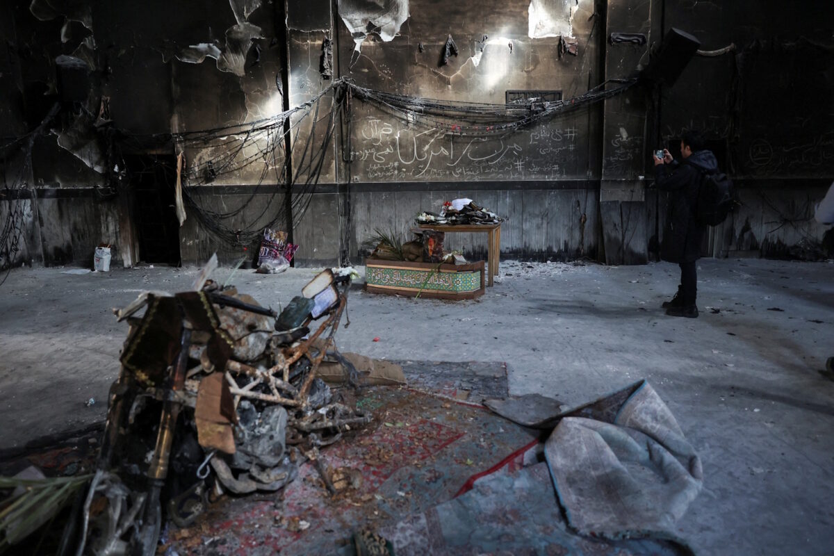 Το εσωτερικό ενός τεμένους που κάηκε στις αντικυβερνητικές διαδηλώσεις