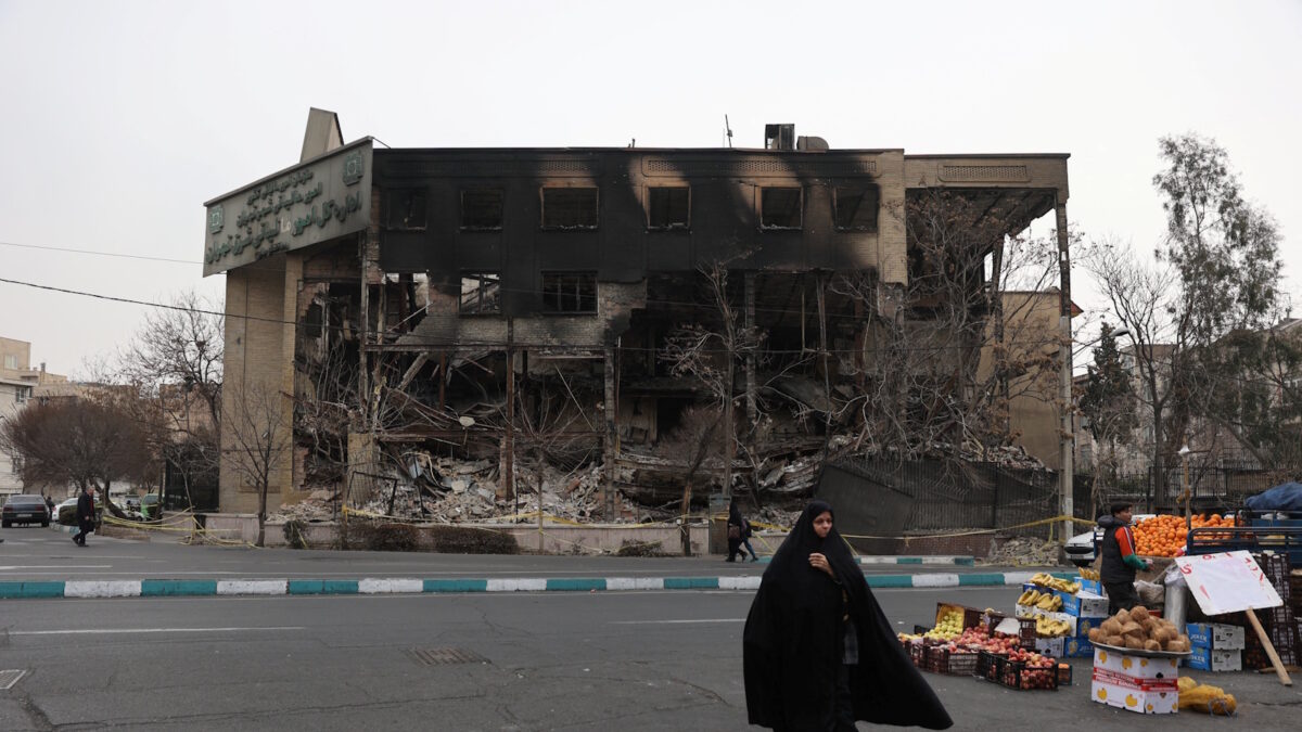 Κτίριο της φορολογικής υπηρεσίας που καταστράφηκε στις αντικυβερνητικές διαδηλώσεις