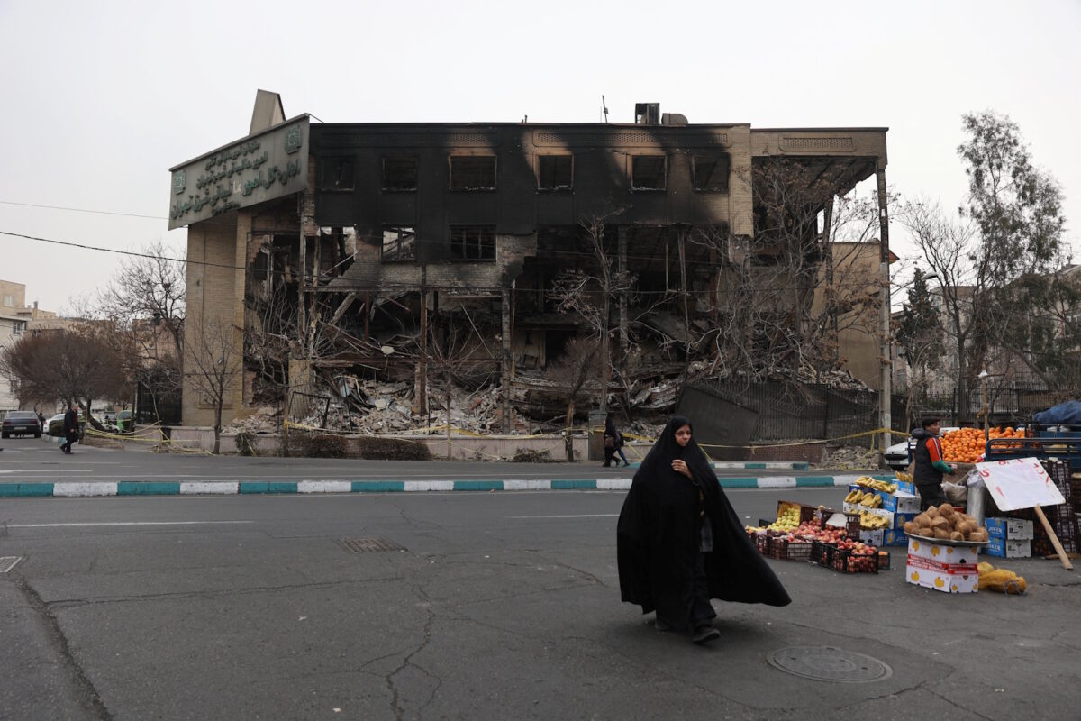 Κτίριο της φορολογικής υπηρεσίας που καταστράφηκε στις αντικυβερνητικές διαδηλώσεις