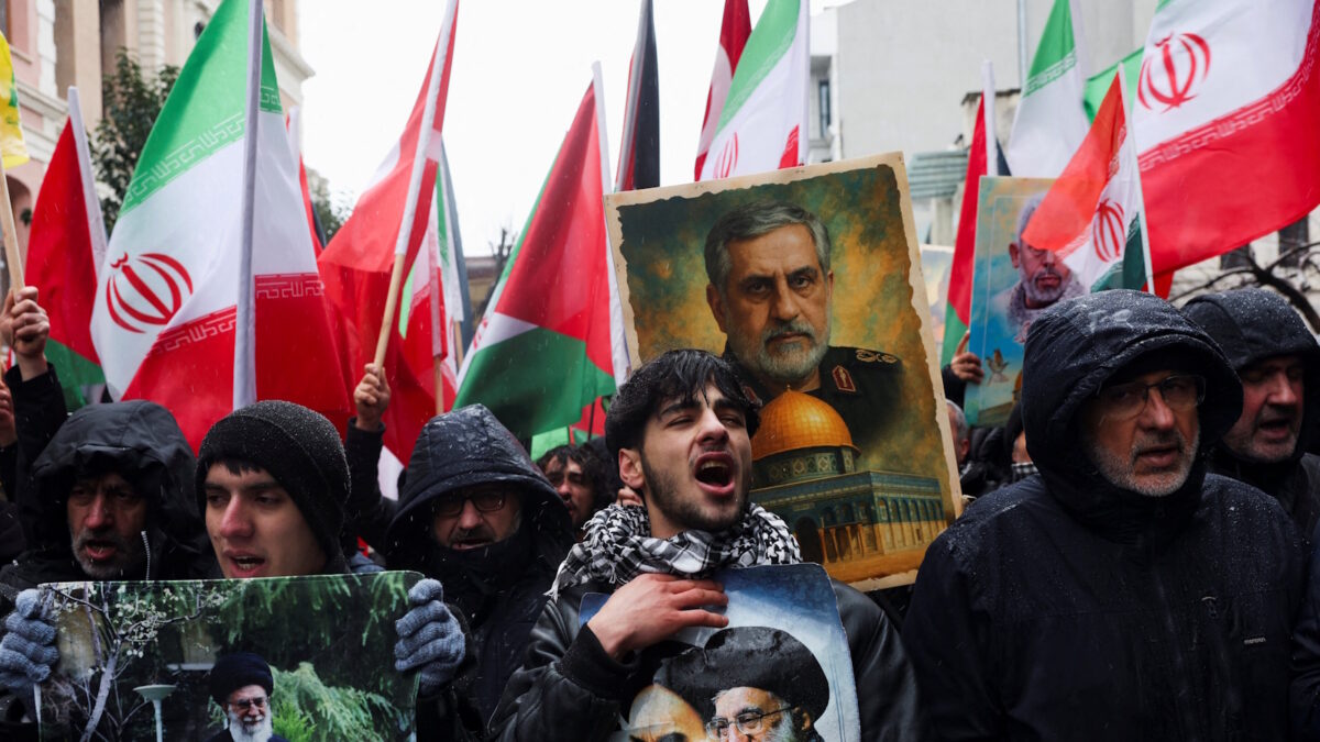 Διαδηλωτές υπέρ της κυβέρνησης του Ιράν σε συγκέντρωση στην Κωνσταντινούπολη