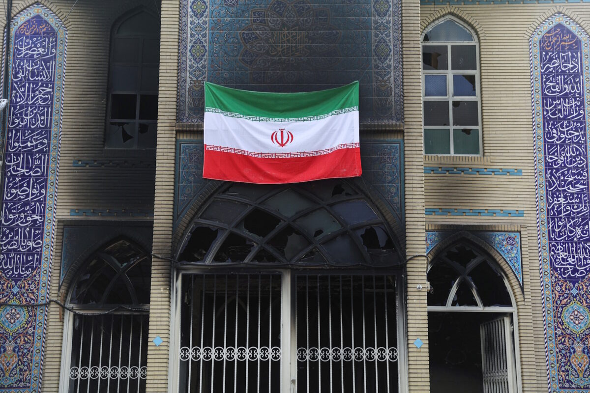 Καμμένη εξωτερική όψη τεμένους στην Τεχεράνη με την ιρανική σημαία / Majid Asgaripour / WANA (West Asia News Agency) via REUTERS