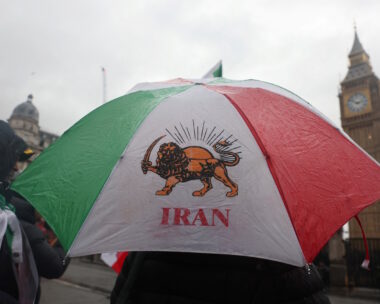 Ομπρέλα με το έμβλημα της ιρανικής σημαίας πριν την Ισλαμική Επανάσταση