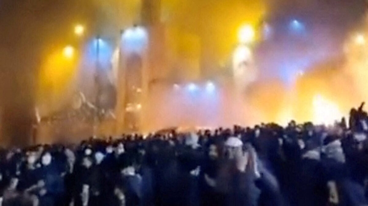 Καπνός από φωτιά σε τζαμί της Τεχεράνης, μπροστά από πλήθος συγκεντρωμένων αντικαθεστωτικών διαδηλωτών