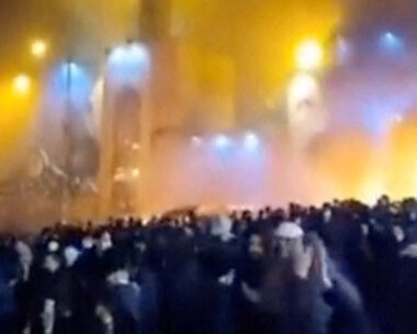 Καπνός από φωτιά σε τζαμί της Τεχεράνης, μπροστά από πλήθος συγκεντρωμένων αντικαθεστωτικών διαδηλωτών