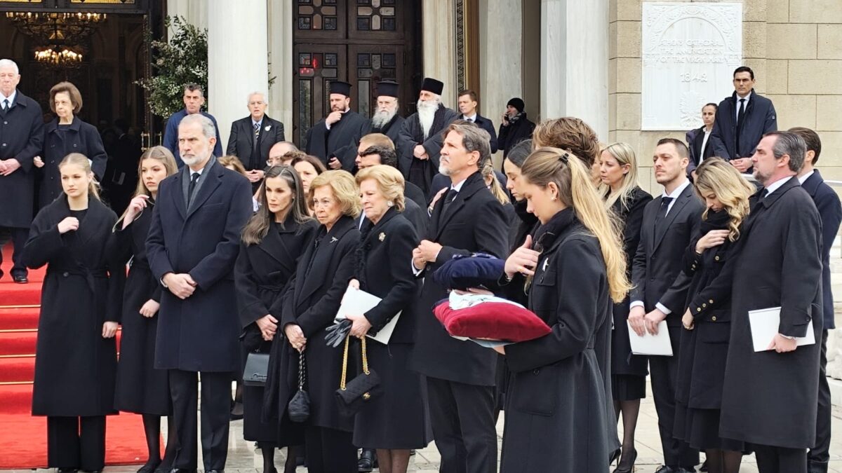 Η βασιλική οικογένεια της Ισπανίας και η οικογένεια Ντε Γκρες, στην κηδεία της πρισκίπισσας Ειρήνης
