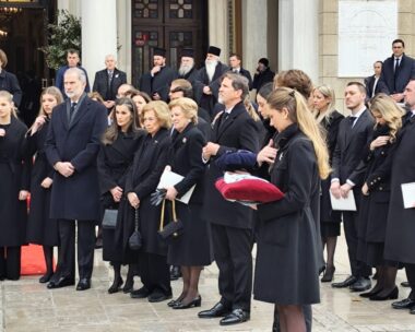 Η βασιλική οικογένεια της Ισπανίας και η οικογένεια Ντε Γκρες, στην κηδεία της πρισκίπισσας Ειρήνης