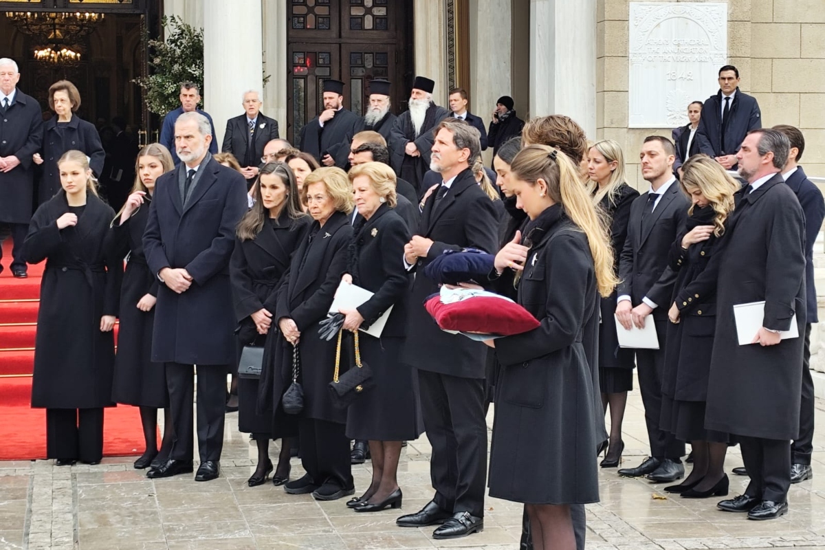 Η βασιλική οικογένεια της Ισπανίας και η οικογένεια Ντε Γκρες, στην κηδεία της πρισκίπισσας Ειρήνης
