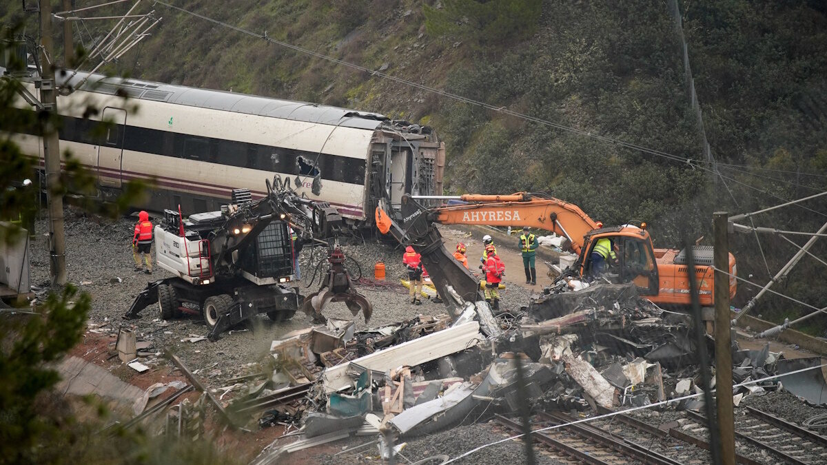 Οι εργάτες χειρίζονται βαριά μηχανήματα καθώς συνεχίζονται οι εργασίες απομάκρυνσης μετά από μια θανατηφόρα εκτροχία δύο τρένων υψηλής ταχύτητας κοντά στο Adamuz