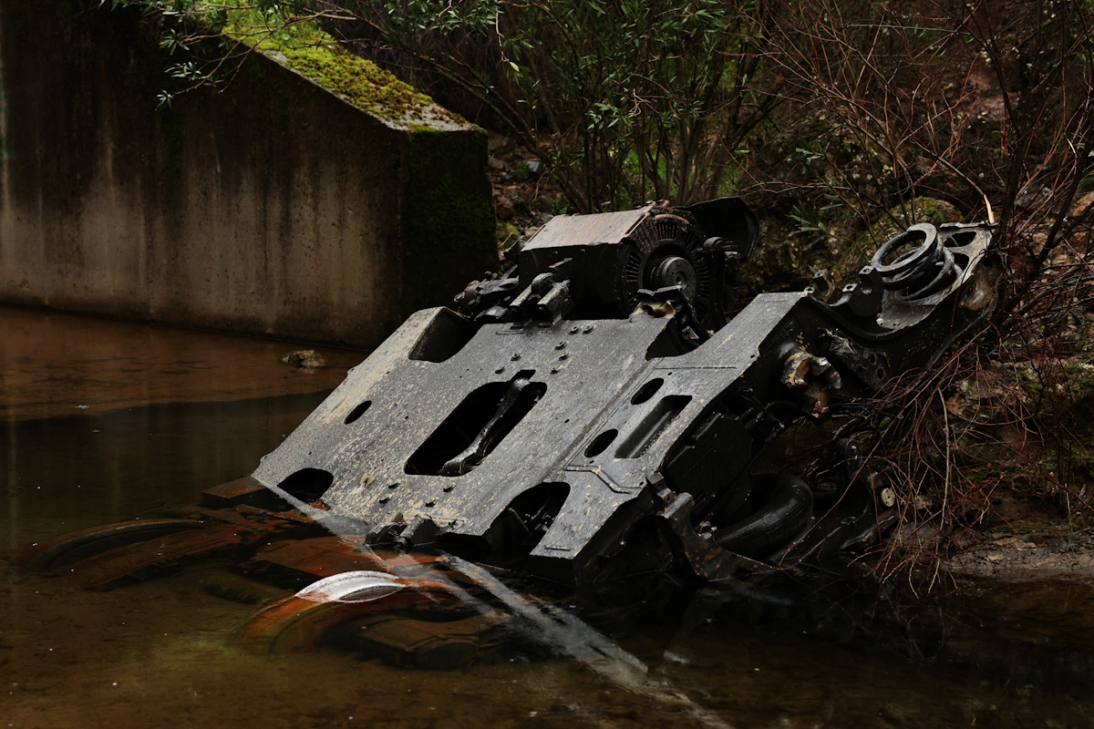 Ένα μεταλλικό εξάρτημα βρίσκεται στο νερό κοντά στο σημείο όπου συνέβη η θανατηφόρα εκτροχία δύο τρένων υψηλής ταχύτητας κοντά στο Adamuz.