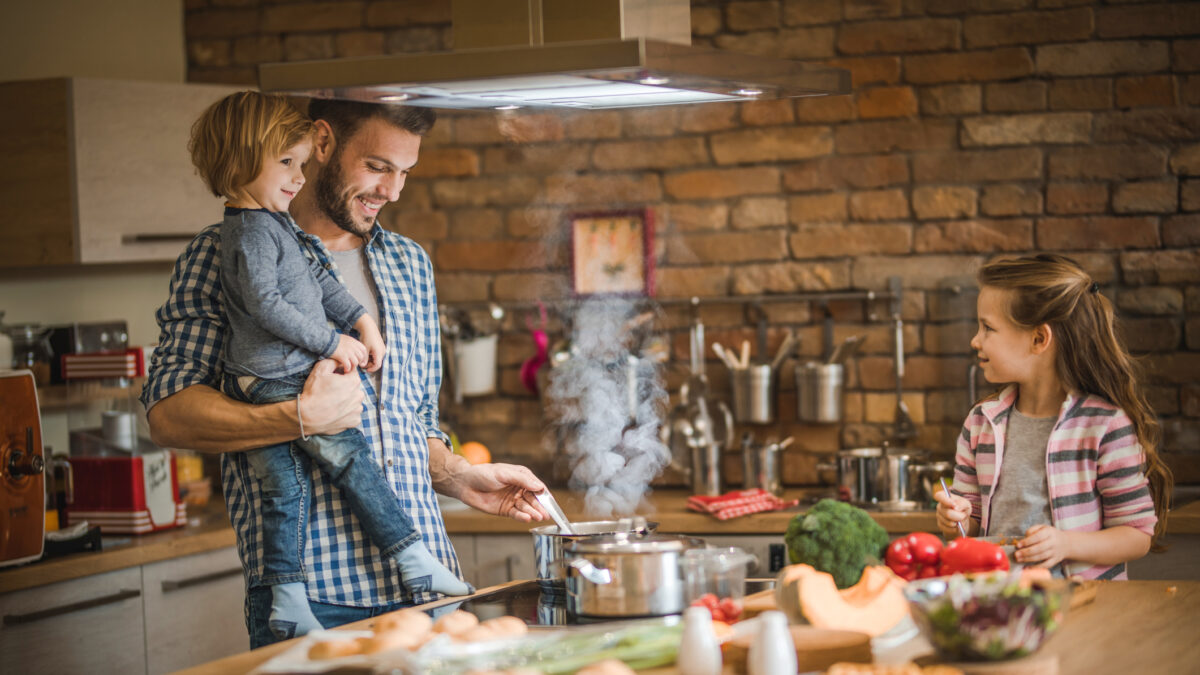 Κοτόπουλο με πιπεριές στη γάστρα, γύρος μανιταριών και σουβλάκι σολομού ξεχωρίζουν στο μενού της επόμενης εβδομάδας