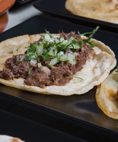 Τραγανός κιμάς σε σάλτσα γιαουρτιού