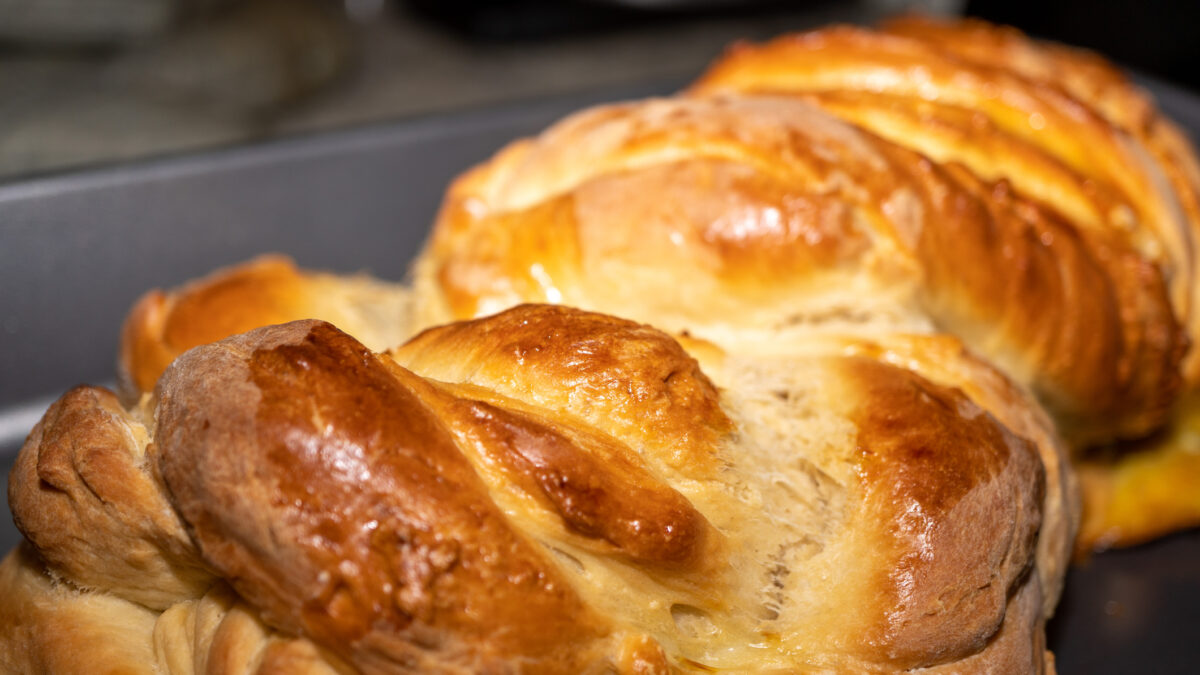 Τυρόπιτα με σφολιάτα σαν τσουρέκι