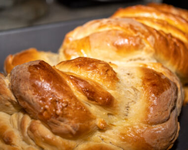 Τυρόπιτα με σφολιάτα σαν τσουρέκι