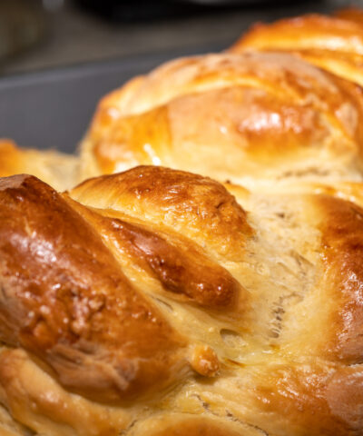 Τυρόπιτα με σφολιάτα σαν τσουρέκι