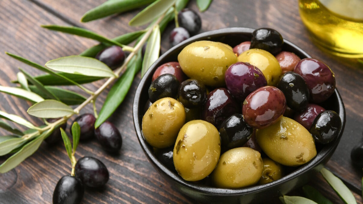green olives and black olives with olive oil
