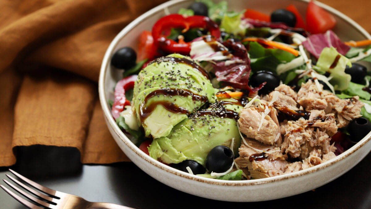 Σαλάτα με καστανό ρύζι και τόνο