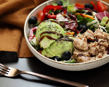 Σαλάτα με καστανό ρύζι και τόνο