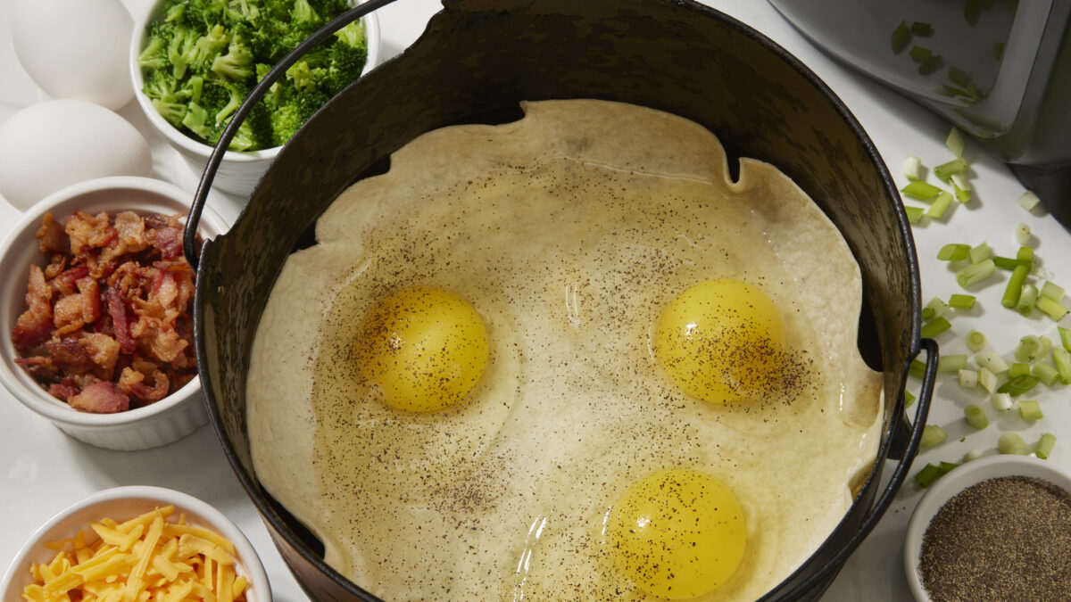 Προετοιμασία ομελέτας σε τορτίγια