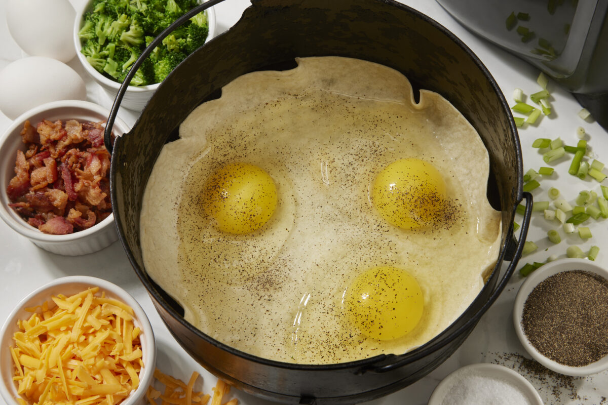 Προετοιμασία ομελέτας σε τορτίγια