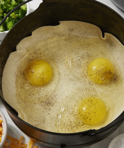 Προετοιμασία ομελέτας σε τορτίγια