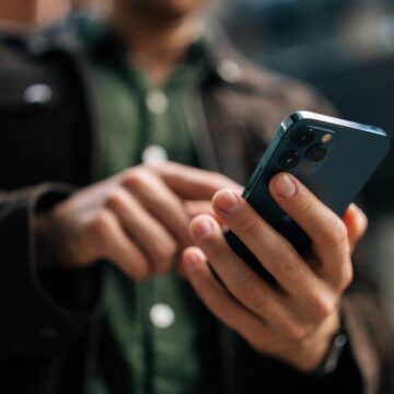 Πώς οι Κινέζοι απατεώνες έκλεβαν στοιχεία με τη μέθοδο «SMS Blaster Attacks» – Η υπάλληλος και οι ύποπτες συναλλαγές που τους «κάρφωσαν»