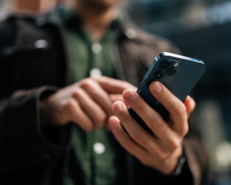 Πώς οι Κινέζοι απατεώνες έκλεβαν στοιχεία με τη μέθοδο «SMS Blaster Attacks» – Η υπάλληλος και οι ύποπτες συναλλαγές που τους «κάρφωσαν»