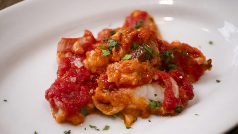 Μπακαλιάρος με τσορίθο και ρεβίθια