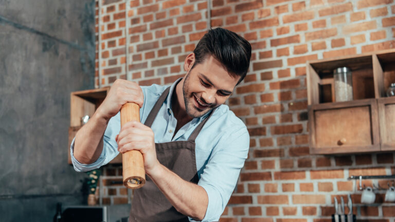 Κατσικάκι με χόρτα αυγολέμονο και ριζότο με μπακαλιάρο ξεχωρίζουν στο μενού της επόμενης εβδομάδας