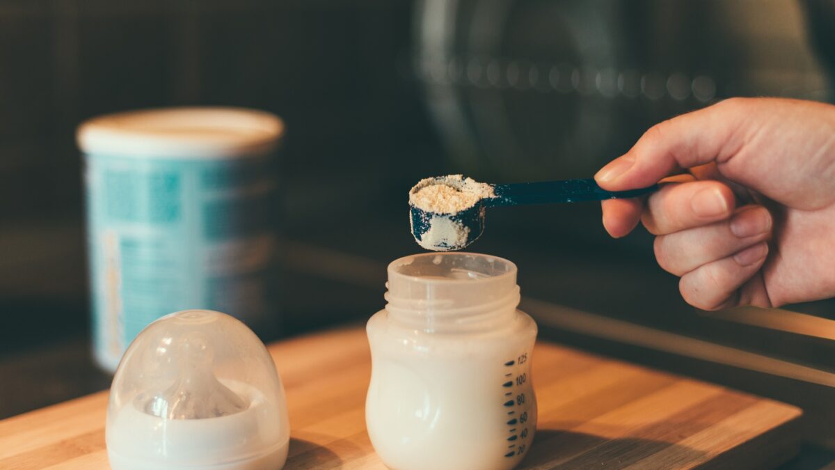 Η Lactalis ανακάλεσε έξι παρτίδες βρεφικού γάλακτος: Βρέθηκε ουσία που προκαλεί διάρροιες και εμετούς