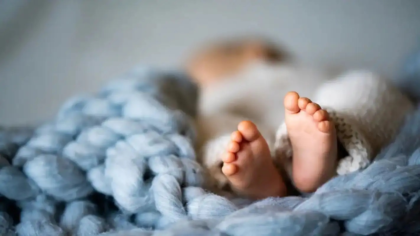 Σε σταθερή αλλά σοβαρή κατάσταση το 2 βδομάδων βρέφος από τα Χανιά - «Έπεσε από ύψος», λέει η μητέρα του