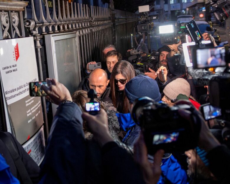 Ο Ζακ και η Τζέσικα Μορέτι, ιδιοκτήτες του μπαρ που πήρε φωτιά στο Κραν Μοντανά της Ελβετίας