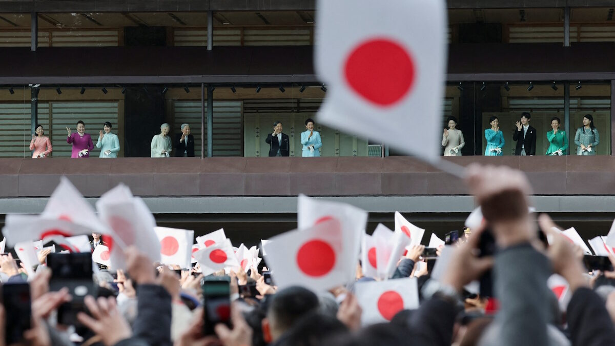 Ο αυτοκράτορας της Ιαπωνίας Ναρουχίτο, η σύζυγός του αυτοκράτειρα Μασάκο και άλλα μέλη της βασιλικής οικογένειας χαιρετούν τους θαυμαστές τους κατά τη διάρκεια δημόσιας εμφάνισης για τους εορτασμούς της Πρωτοχρονιάς στο Αυτοκρατορικό Παλάτι στο Τόκιο