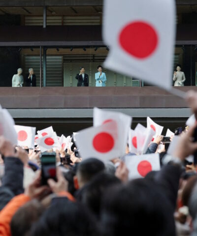 Ο αυτοκράτορας της Ιαπωνίας Ναρουχίτο, η σύζυγός του αυτοκράτειρα Μασάκο και άλλα μέλη της βασιλικής οικογένειας χαιρετούν τους θαυμαστές τους κατά τη διάρκεια δημόσιας εμφάνισης για τους εορτασμούς της Πρωτοχρονιάς στο Αυτοκρατορικό Παλάτι στο Τόκιο