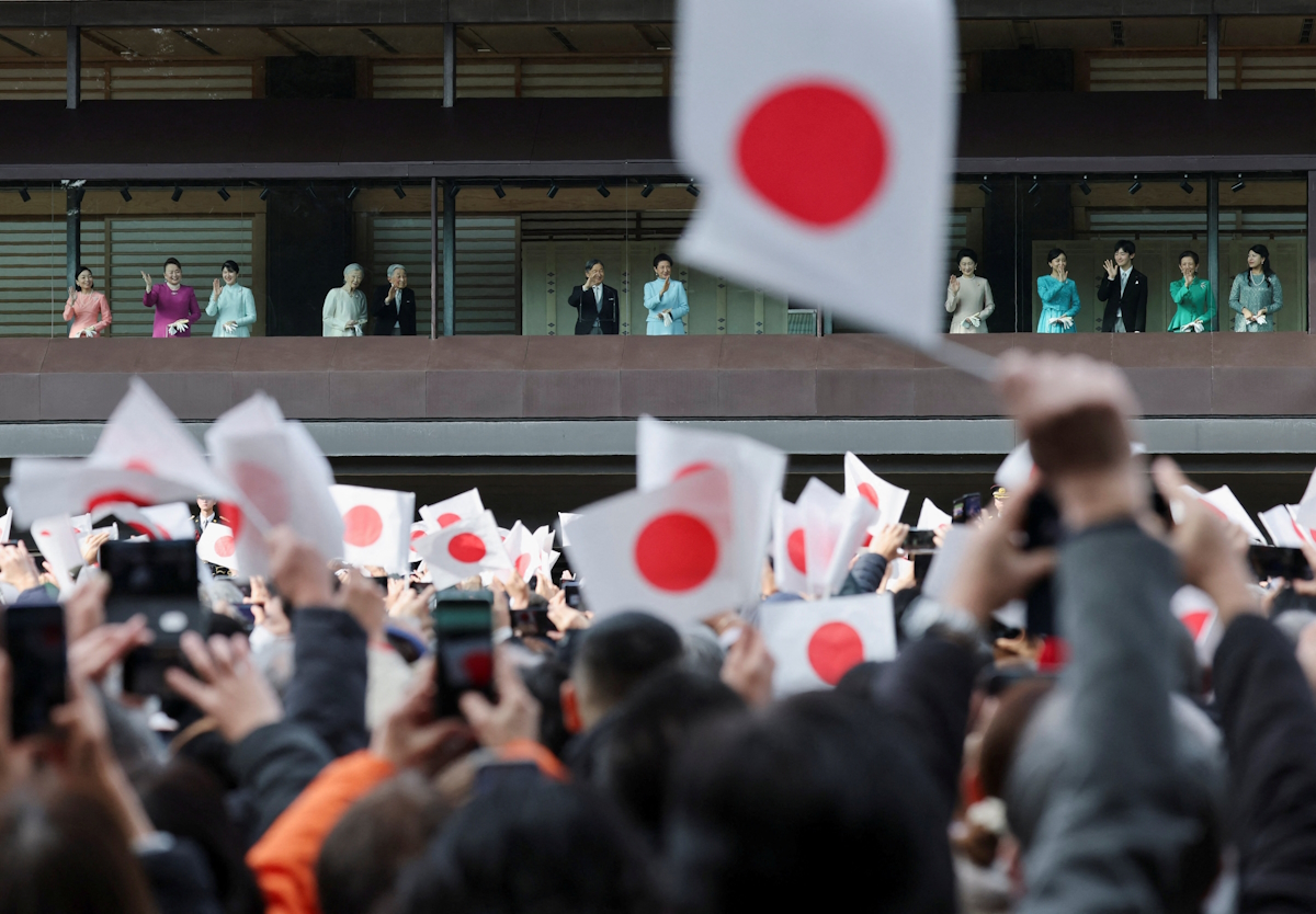Ο αυτοκράτορας της Ιαπωνίας Ναρουχίτο, η σύζυγός του αυτοκράτειρα Μασάκο και άλλα μέλη της βασιλικής οικογένειας χαιρετούν τους θαυμαστές τους κατά τη διάρκεια δημόσιας εμφάνισης για τους εορτασμούς της Πρωτοχρονιάς στο Αυτοκρατορικό Παλάτι στο Τόκιο