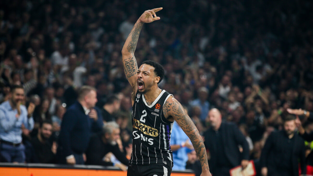 Ο Τζόουνς σε αγώνα της Παρτιζάν