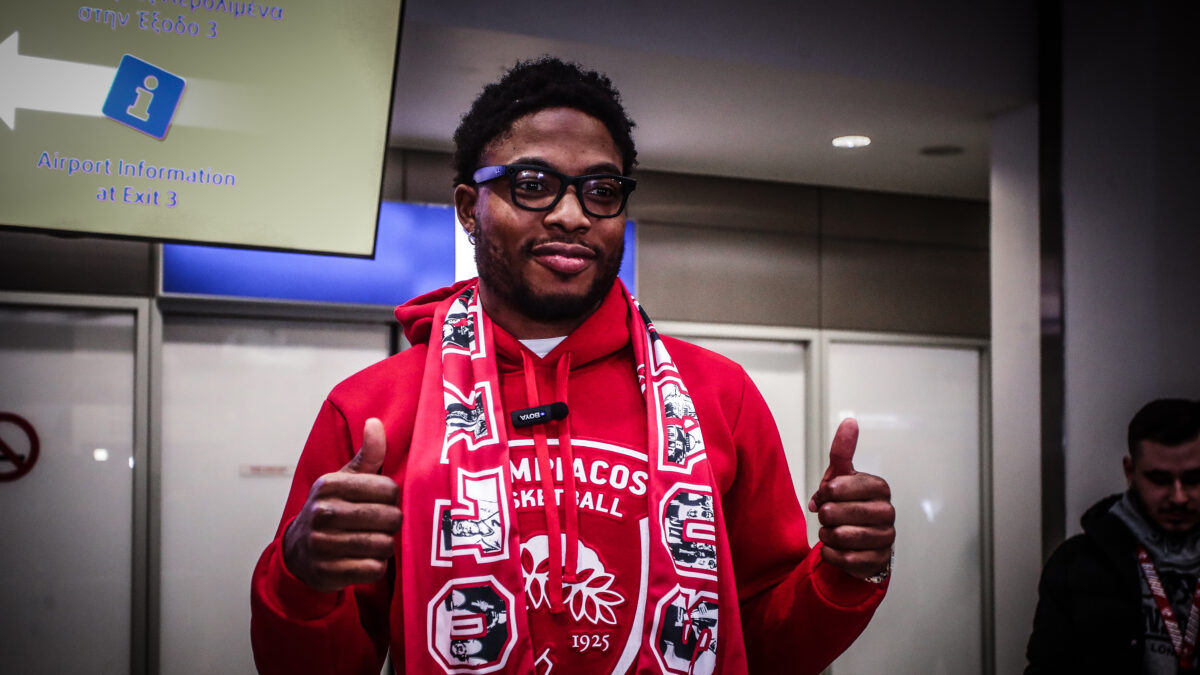 Ο Ταϊρίκ Τζόουνς στην άφιξή του για τον Ολυμπιακό (ΘΑΝΑΣΗΣ ΔΗΜΟΠΟΥΛΟΣ