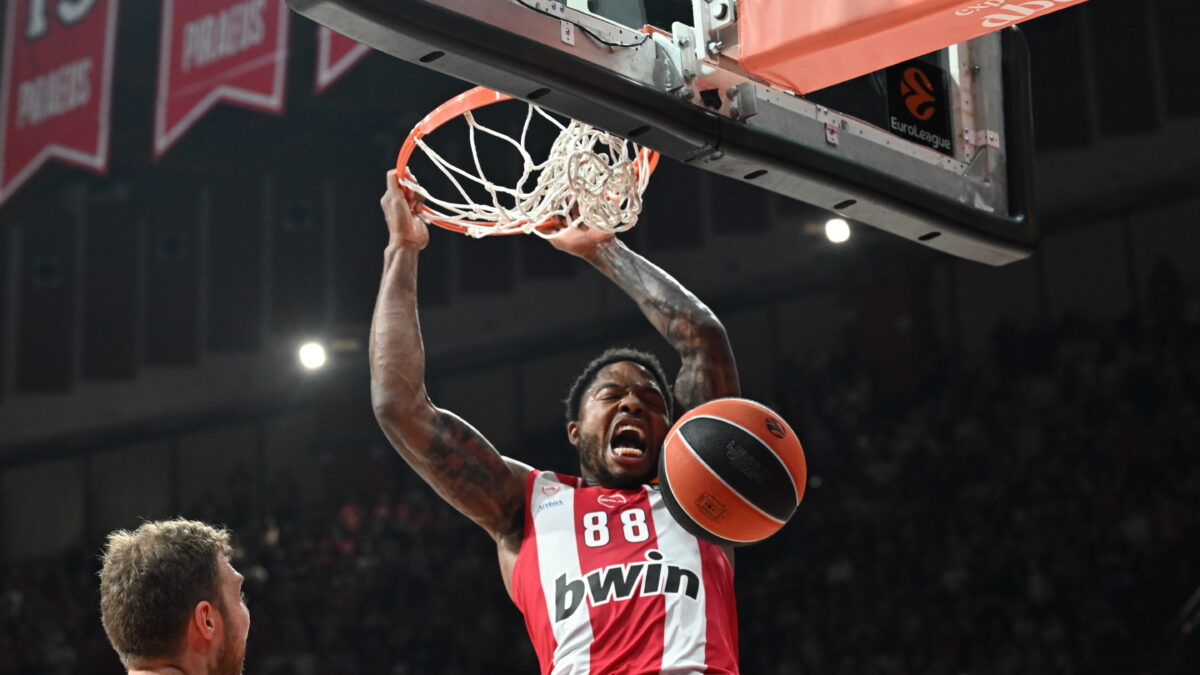 Ο Τζόουνς καρφώνει κόντρα στην Μπαρτσελόνα (ΑΝΤΩΝΗΣ ΝΙΚΟΛΟΠΟΥΛΟΣ