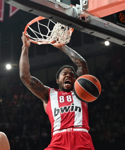 Ο Τζόουνς καρφώνει κόντρα στην Μπαρτσελόνα (ΑΝΤΩΝΗΣ ΝΙΚΟΛΟΠΟΥΛΟΣ