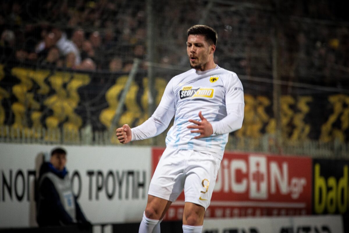 Ο Λούκα Γιόβιτς πανηγυρίζει το γκολ της ΑΕΚ κόντρα στον Αστέρα Τρίπολης