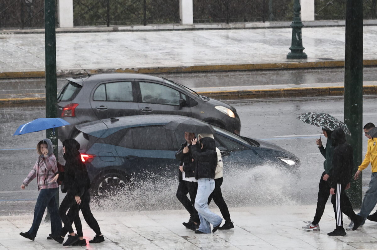 ΙΣΧΥΡΗ ΒΡΟΧΗ ΣΤΟ ΚΕΝΤΡΟ ΤΗΣ ΑΘΗΝΑΣ (ΓΙΑΝΝΗΣ ΠΑΝΑΓΟΠΟΥΛΟΣ