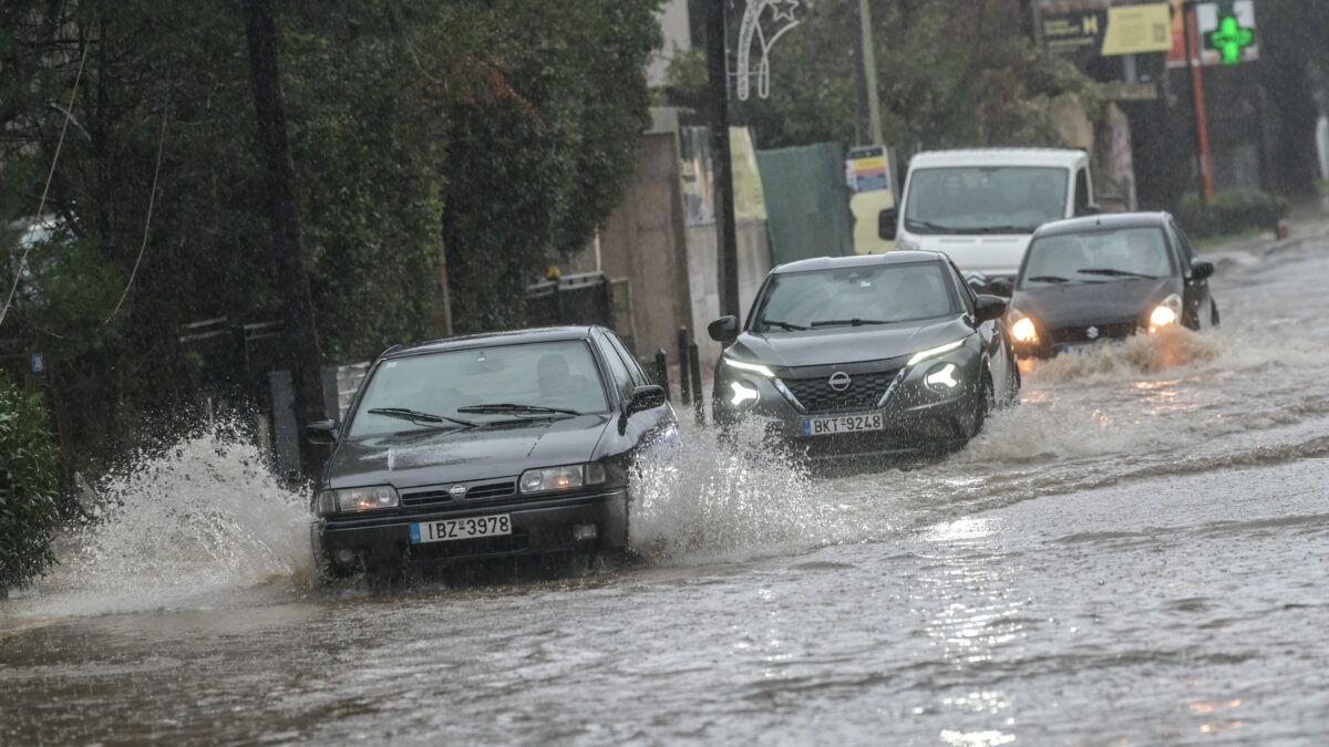 Αυτοκίνητα σε πλημμυρισμένους δρόμους