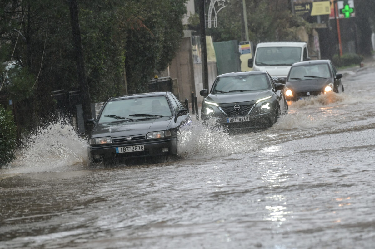 Αυτοκίνητα σε πλημμυρισμένους δρόμους