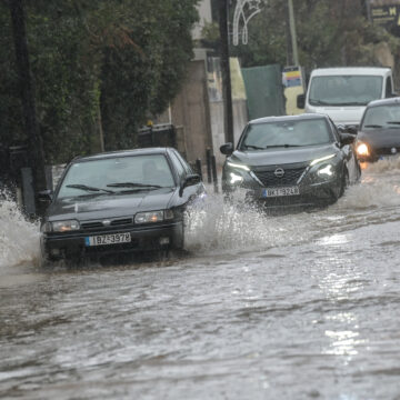 Αυτοκίνητα σε πλημμυρισμένους δρόμους
