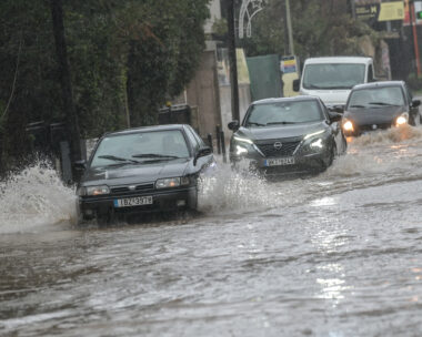 Αυτοκίνητα σε πλημμυρισμένους δρόμους