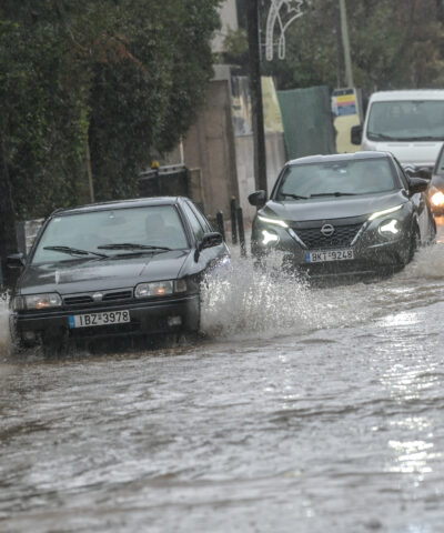 Αυτοκίνητα σε πλημμυρισμένους δρόμους